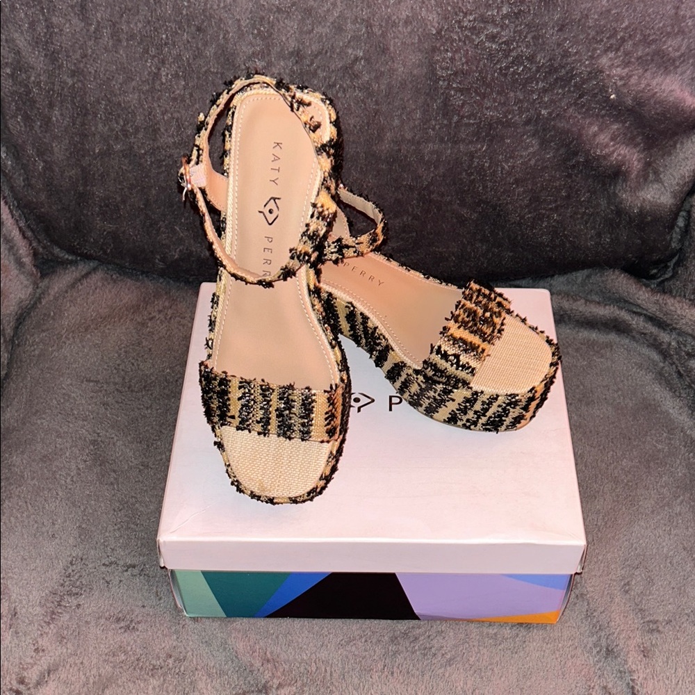 Stylish Black and Gold Women's Platform Sandals - Picture 4 of 7